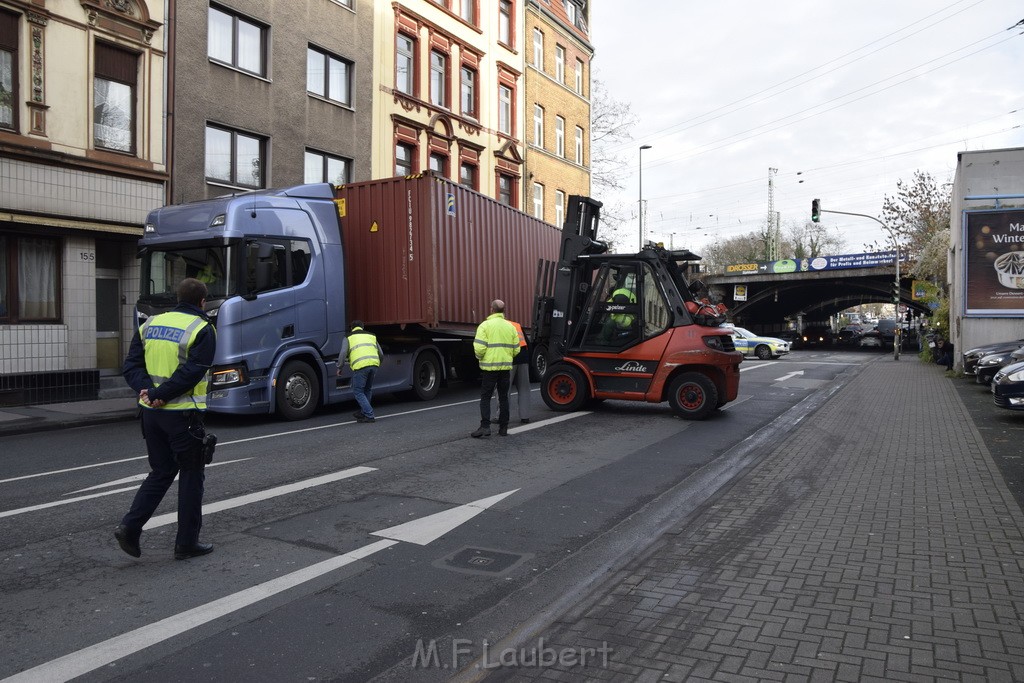 LKW gegen Bruecke wegen Rettungsgasse Koeln Muelheim P25.JPG - Miklos Laubert